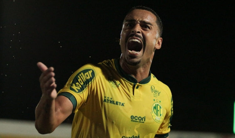 Mirassol goleia o Coritiba e se consolida no G4