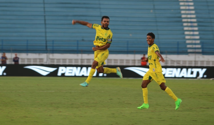 Leão vence em casa e entra no G4