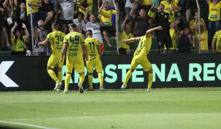 HISTÓRICO! Mirassol vence Goiás com dois jogadores a menos