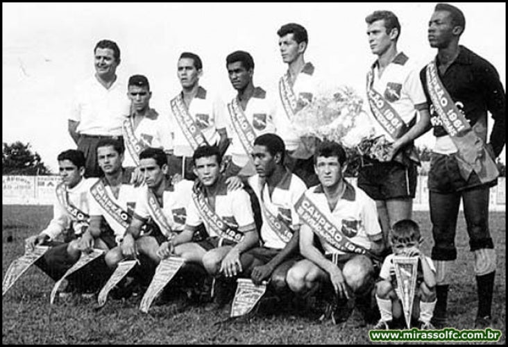 1951 — Estreia no profissionalismo